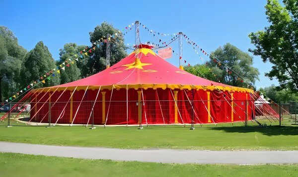Grande tente de cirque en hauteur