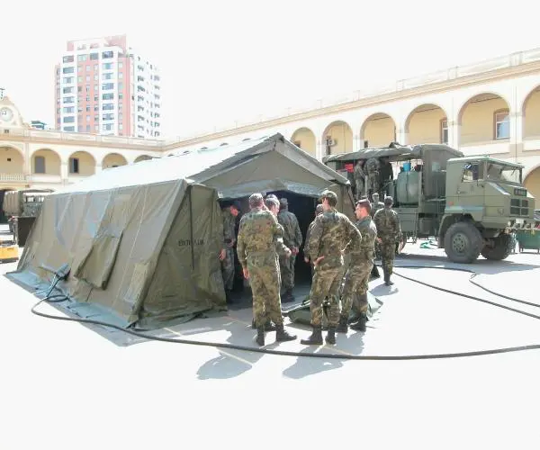 Des gens se tiennent dans des tentes excédentaires de l'armée (1)