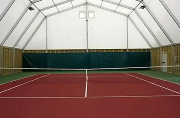Solutions et protection d'espace temporaires et permanentes adaptées aux sports multisports en salle